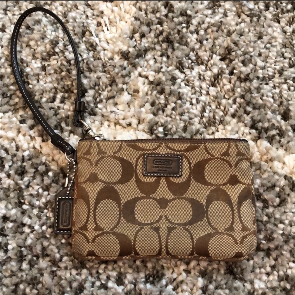 👛👝👜 Coach wristlet. Brown and tan. Gently used